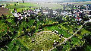 Festplatz im Grünen: Die Arbeiten für den Aufbau des Festzelts beginnen. Nach zweijähriger Corona-Zwangspause wird hier am Honstetter ...