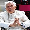 Der emeritierte Papst Benedikt XVI. kommt am 22. Juni 2020 zu seinem Rückflug in den Vatikan am Flughafen in Freising an.