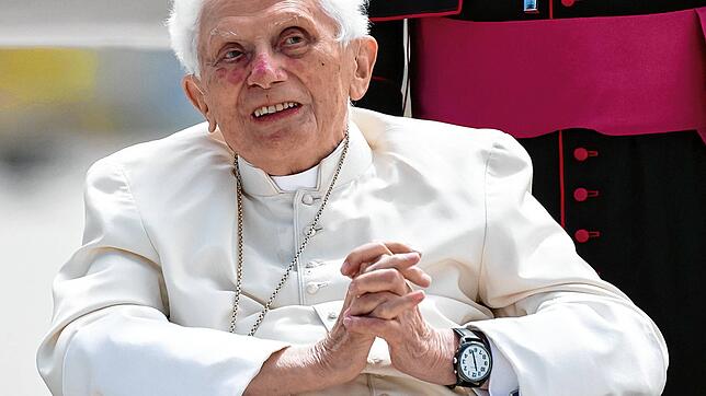 Der emeritierte Papst Benedikt XVI. kommt am 22. Juni 2020 zu seinem Rückflug in den Vatikan am Flughafen in Freising an.