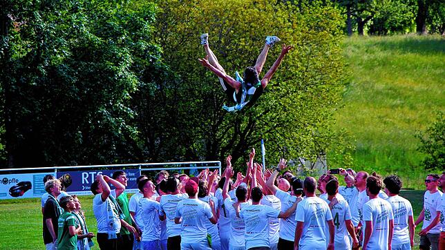 Höhenflug: Trainer Jörg Kienast wurde nach dem Aufstieg von den Pfohrener Spielern ausgiebig gefeiert.