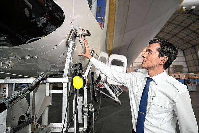 Viktor Schacht prüft vor dem Start im Hangar die Gondel des Zeppelins.