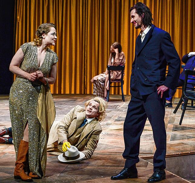 Unerfüllte Liebe: Stasia (Josefin Feiler) und Gabriel (Marco Massafra). Zwischen ihnen: Alexander Böhlaug (Moritz Kallenberg), der ...