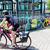 Eine Radfahrerin fährt an den „Crash Bikes“ am Parkhaus am See vorbei.