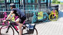 Eine Radfahrerin fährt an den „Crash Bikes“ am Parkhaus am See vorbei.