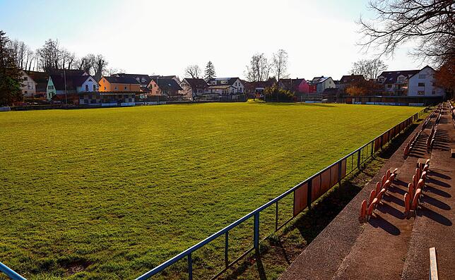Leere Ränge und leerer Platz: Auf dem Fürstenberg-Sportplatz in Konstanz wird aktuell nicht gespielt.