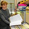 Notenwartin Annette Kaiser hat die ersten Stücke schon an die Musiker verteilt. In ihrem &bdquo;Kämmerlein&ldquo; verwaltet sie die ...