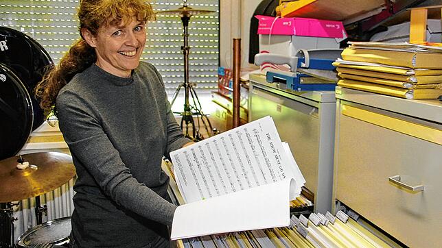 Notenwartin Annette Kaiser hat die ersten Stücke schon an die Musiker verteilt. In ihrem &bdquo;Kämmerlein&ldquo; verwaltet sie die ...