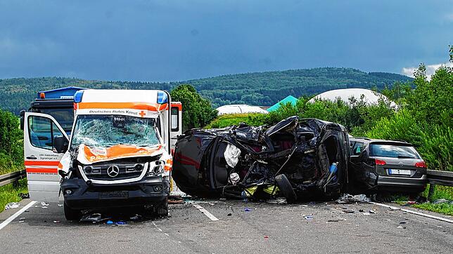 Der stark beschädigte Rettungswagen weitere beteiligte Fahrzeuge: Der Unfall ereignet sich auf der B523 zwischen Tuningen und Talheim.