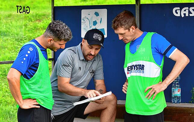 So wird‘s gemacht: Trainer Philip Brandl (Mitte) ist überzeugt, dass die SG Mettingen/Krenkingen die Abstiegszone bald verlässt. ...