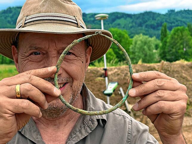 Kreisarchäologe Jürgen Hald mit dem gebogenen Bronzehalsring.