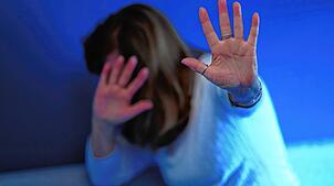2024 lebten 24 Frauen und 31 Kinder temporär im Frauen- und Kinderschutzhaus Landkreis Waldshut (Symbolbild). Derzeit kämpft die ...