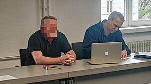 Der angeklagte Zirkusdirektor (links) mit seinem Verteidiger Kolja Prieß