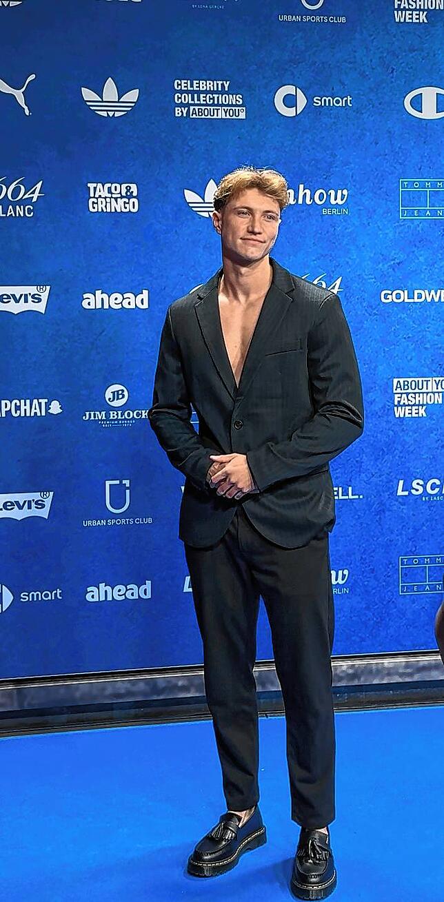 Für die AboutYou Fashionweek lief Kunzelmann sogar auf dem blauen, „roten“ Teppich auf.