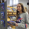 Die Bücherei ist für das Thema Gaming offen. Die 16-jährige Nela Celik aus Pfullendorf schaut hier neu angeschaffte DVDs für die ...
