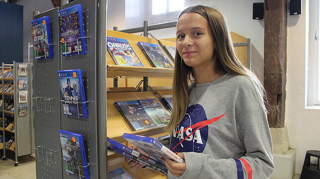 Die Bücherei ist für das Thema Gaming offen. Die 16-jährige Nela Celik aus Pfullendorf schaut hier neu angeschaffte DVDs für die ...