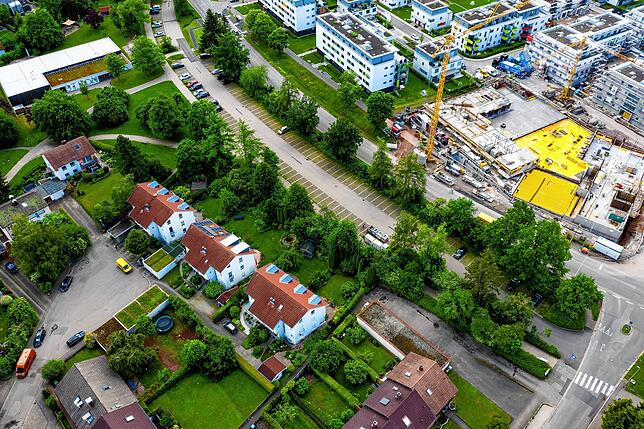 Bei der Wiese zum Kindergarten (links oben) werden Abstriche gemacht, nicht aber an der Höhe der Häuser: Der alte Parkplatz am früheren ...