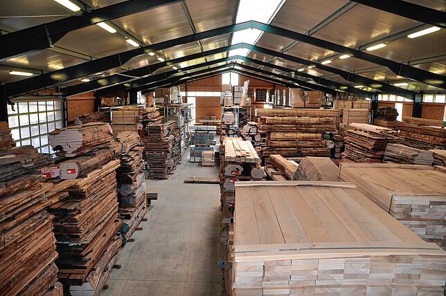 Im klimatisierten Holzlager lagern rund 2500 Kubikmeter ausgesuchter Hölzer: Ahorn, Apfel, Birke oder Birnbaum aus Deutschland und ...