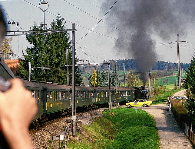 Eisenbahnfreunde haben ihre helle Freude, wenn die Dampflok schwarzen Rauch ausstößt. Dieses Foto, aufgenommen bei einer Sonderfahrt ...