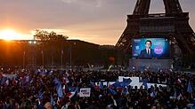 Anhänger von Emmanuel Macron feiern nach dem Wahlsieg am Eiffelturm in Paris