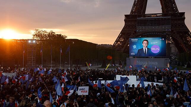 Anhänger von Emmanuel Macron feiern nach dem Wahlsieg am Eiffelturm in Paris