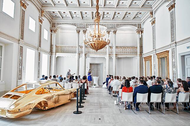 Bis zu 80 Personen passen in den prunkvoll entworfenen Spiegelsaal des Museum Art Plus in Donaueschingen. Dazu kommt die Kunst, die zur ...