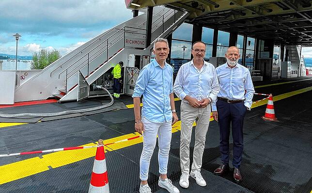 Sie freuen sich, dass die Fähre „Richmond“ mit Bio-LNG jetzt weitgehend treibhausgasneutral auf der Strecke zwischen Konstanz und ...