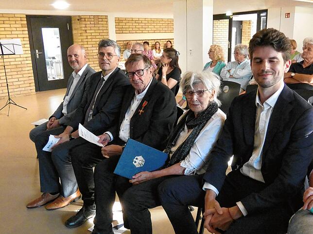Neben der Familie waren zahlreiche Weggefährten zur Verleihung des Bundesverdienstkreuzes von Günter Kaiser (3. von links) gekommen. ...