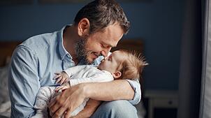 Immer mehr Väter kümmern sich vorwiegend um die Kindererziehung, was sich auch auf ihre Rente auswirken kann.