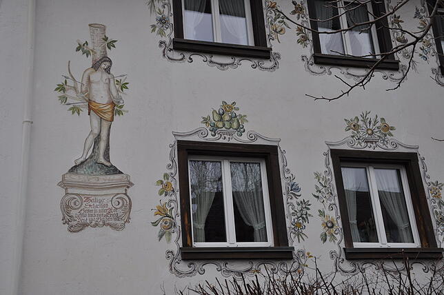 Im Jahr 1979 verschönerte Erich Hauser die Fassade des großen Hauses mit Gästepension und Malerbetrieb in Birkendorf.
