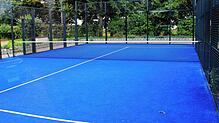Auf dem Vereinsgelände gibt es seit kurzem auch einen Padelcourt.