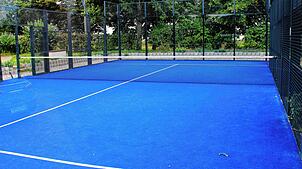 Auf dem Vereinsgelände gibt es seit kurzem auch einen Padelcourt.