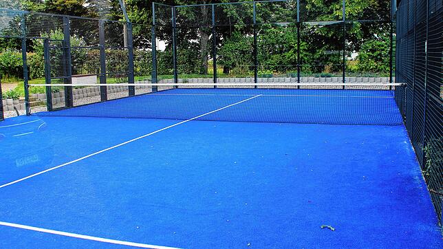 Auf dem Vereinsgelände gibt es seit kurzem auch einen Padelcourt.