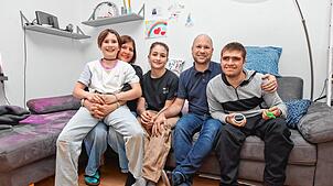 Eine Pflegefamilie aus Konstanz: die leiblichen Kinder Jona, Mutter Kordula, Mara, Vater Lars und der älteste Sohn David Huentz. Der ...