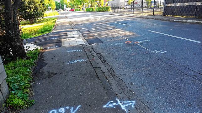 Die Markierungen zeigen, wo der Unfall auf der Ortseinfahrt nach Hilzingen passiert ist.