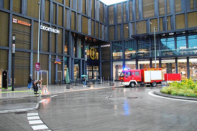 Bild 10: Heftiges Unwetter im Hegau: Auch Autos schwimmen davon!
