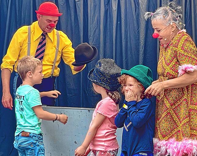 Das Clown-Duo Herbert und Mimi lässt schon die Kleinsten auf der Bühne mitspielen. Dabei setzt Mimi immer auf die Hilfe der Kinder.