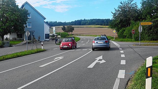 Vor der Einfahrt zum Hofladen von Simon Martin (links) geht es dreispurig vorbei. Die rechte Fahrspur in Richtung Owingen kann mit Tempo ...