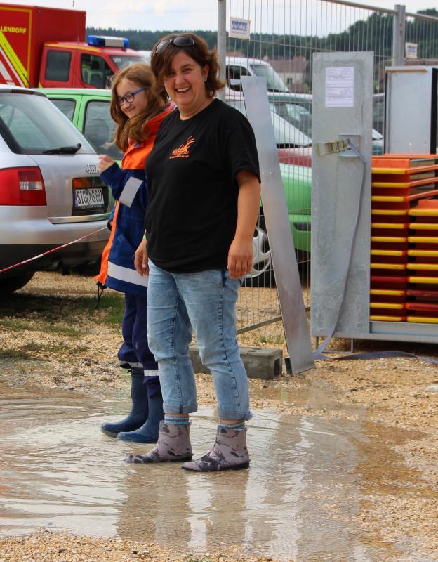 Mit Gummistiefeln sind Lilly Narlinski (links) und Martina Dubrowiak gut ausgestattet.