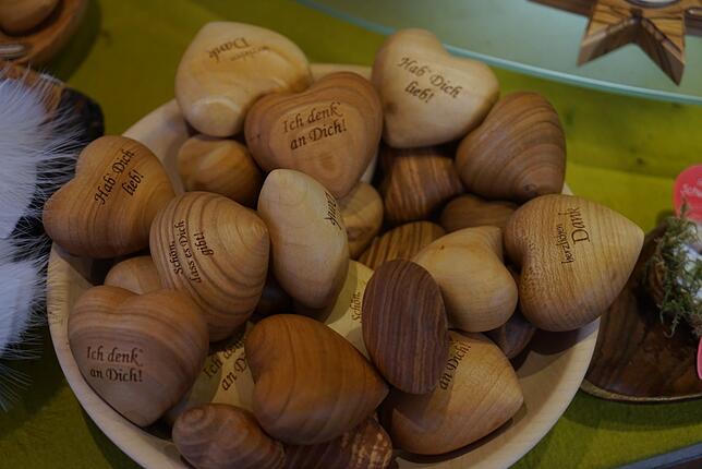 Herzen aus Holz für die Mama oder die Freundin, beide werden sich über dieses liebevolle Geschenk freuen.