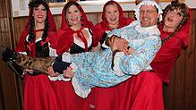 Das Zunftstuben-Team: Rotkäppchen und ihre Schwestern (von links: Tanja Kaiser, Mimi Taglang, Saskia Metzler und Bozena Graubach) tragen ...