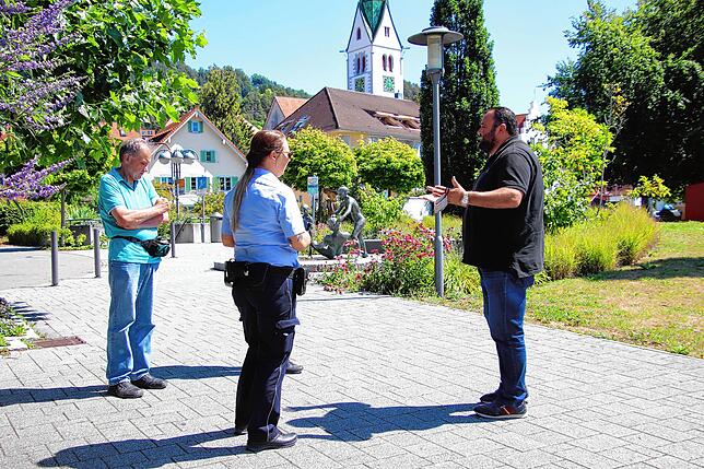 Ioannis Panagiotidis kann die Aufregung um vier Tische am Ufer nicht verstehen.