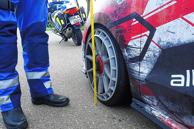 Häufig das einzige Mittel der Polizei bei Autoposern: Feststellung von Mängeln oder nicht genehmigten Teilen.