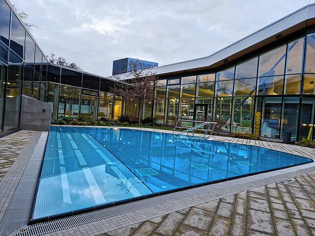 Das Solenaußenbecken ist einer der größten Energieverbraucher im Sportbad und daher außer Betrieb. Das Wasser wurde nicht abgelassen, ...