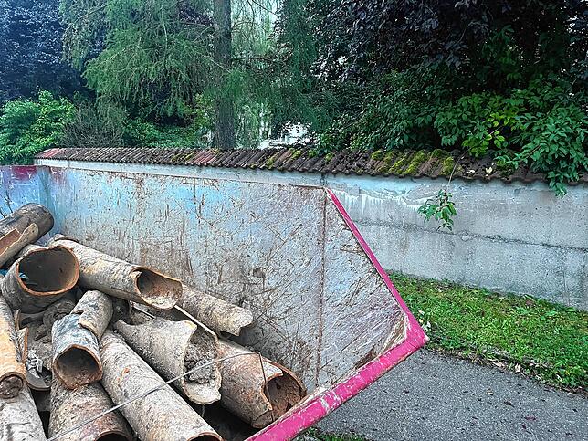 Baustellenmaterial, darunter alte Rohre, die möglicherweise im Zusammenhang mit dem Gasleck stehen. Bauarbeiten führten zur Beschädigung ...