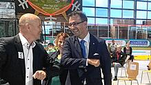 Gratulation mit Corona-Abstand: Wahlsieger Christian Dröse (rechts) nimmt im August 2020 die Glückwünsche des Rickenbacher ...