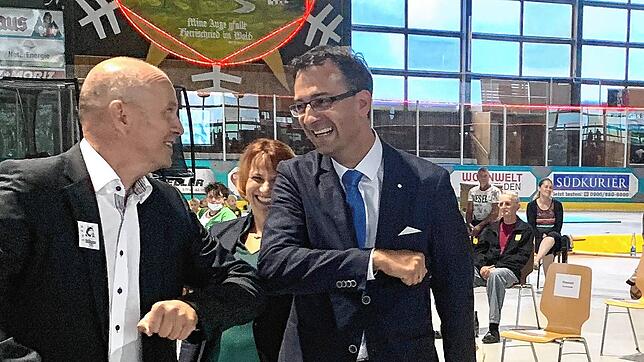Gratulation mit Corona-Abstand: Wahlsieger Christian Dröse (rechts) nimmt im August 2020 die Glückwünsche des Rickenbacher ...