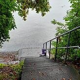 Wenige Meter neben dem abgesperrten Uferbereich gibt es eine Treppe, über die Badewillige ins Wasser gelangen. Außerdem besteht ein ...