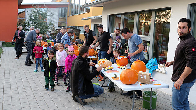 Kürbisse schnitzen Kindergarten Arche Noah.