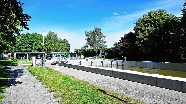Circa drei Wochen dauert es, um das Freibad für einen möglichen Betrieb herzurichten. Sicherheitshalber hat man bereits begonnen und ...