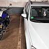 Verboten: Ein Motorrad steht im Parkhaus Poststraße, Deck vier, auf einem Stellplatz.